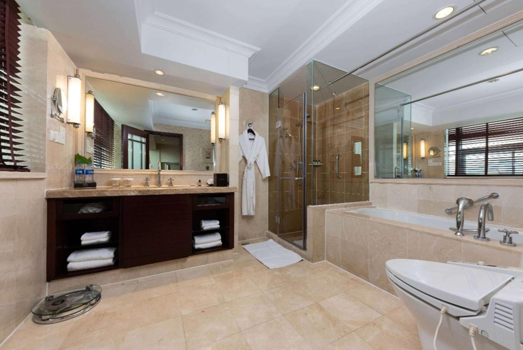 Ramada Plaza Optics Valley Hotel Wuhan Buitenkant foto